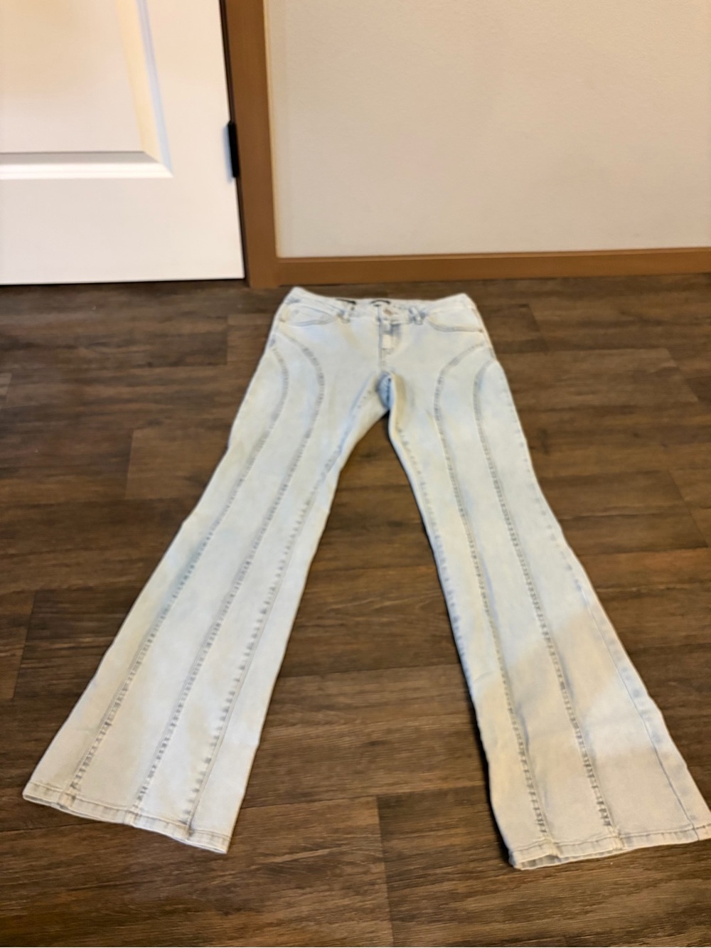 Women’s Wild Fable Collegiate Light Wash Low-Rise Curved Hem Flare Jean Size 8 - Picture 2 of 9